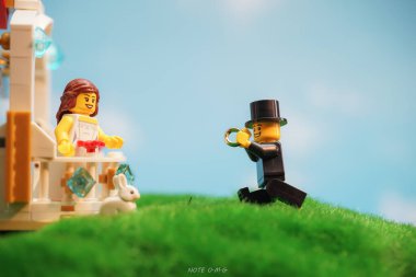 Bangkok, Tayland - 3 Ekim 2022 Lego Damat Stüdyosu Açık havada Geline Teklif Etti.