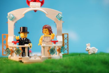 Bangkok, Tayland - 3 Ekim 2022 Lego Gelin ve Damat açık hava düğün töreninin stüdyo çekimi. 