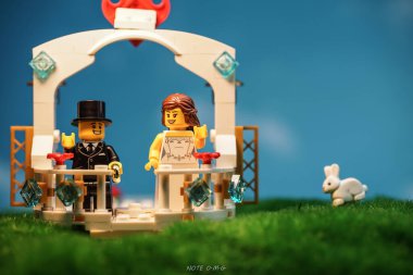 Bangkok, Tayland - 3 Ekim 2022 Lego Gelin ve Damat açık hava düğün töreninin stüdyo çekimi. 