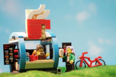 Bangkok, Tayland - 3 Ekim 2022: Barista ve Ziyaretçi Minyatürleri ile Lego Yaratıcı Kahve Arabası.