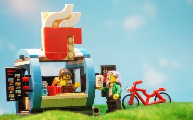 Bangkok, Tayland - 3 Ekim 2022: Barista ve Ziyaretçi Minyatürleri ile Lego Yaratıcı Kahve Arabası.