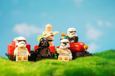 Bangkok, Tayland - 3 Ekim 2022: Star Wars Lego Stormtroopers, Darth Vader ve gitarist minyatürleri.