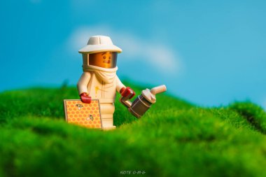 Bangkok, Tayland - 3 Ekim 2022: Lego adam bal toplamak için takım elbise giyiyor.