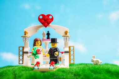 Bangkok, Tayland - 3 Ekim 2022 Lego Gelin ve Damat açık hava düğün töreninin stüdyo çekimi. 