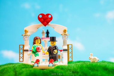 Bangkok, Tayland - 3 Ekim 2022 Lego Gelin ve Damat açık hava düğün töreninin stüdyo çekimi. 