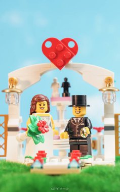 Bangkok, Tayland - 3 Ekim 2022 Lego Gelin ve Damat açık hava düğün töreninin stüdyo çekimi. 