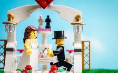 Bangkok, Tayland - 3 Ekim 2022 Lego Gelin ve Damat açık hava düğün töreninin stüdyo çekimi. 