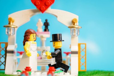 Bangkok, Tayland - 3 Ekim 2022 Lego Gelin ve Damat açık hava düğün töreninin stüdyo çekimi. 