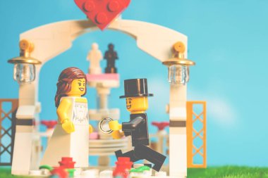 Bangkok, Tayland - 3 Ekim 2022 Lego Gelin ve Damat açık hava düğün töreninin stüdyo çekimi. 