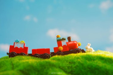 Bangkok, Tayland - 3 Ekim 2022: Kırmızı trenin ve beyaz tavşan figürlerinin stüdyo çekimi.