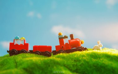 Bangkok, Tayland - 3 Ekim 2022: Kırmızı trenin ve beyaz tavşan figürlerinin stüdyo çekimi.