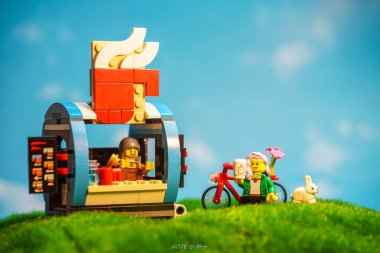 Bangkok, Tayland - 3 Ekim 2022: Barista ve Ziyaretçi Minyatürleri ile Lego Yaratıcı Kahve Arabası.