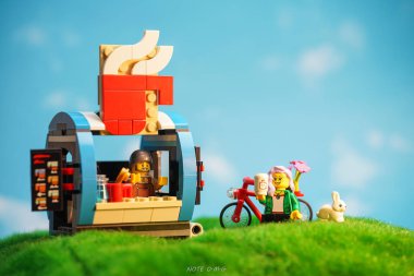 Bangkok, Tayland - 3 Ekim 2022: Barista ve Ziyaretçi Minyatürleri ile Lego Yaratıcı Kahve Arabası.