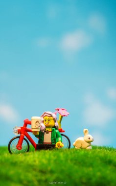 Bangkok, Tayland - 3 Ekim 2022 Lego kadın bisikletçi doğa arka planında izole edilmiş minifiki. 