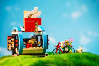 Bangkok, Tayland - 3 Ekim 2022: Barista ve Ziyaretçi Minyatürleri ile Lego Yaratıcı Kahve Arabası.