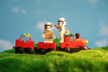 Bangkok, Tayland - 3 Ekim 2022: Star Wars Lego Stormtroopers doğaya karşı minyatür figürler ve kırmızı tren.