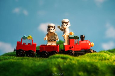 Bangkok, Tayland - 3 Ekim 2022: Star Wars Lego Stormtroopers doğaya karşı minyatür figürler ve kırmızı tren.