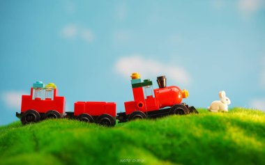 Bangkok, Tayland - 3 Ekim 2022: Kırmızı trenin ve beyaz tavşan figürlerinin stüdyo çekimi.