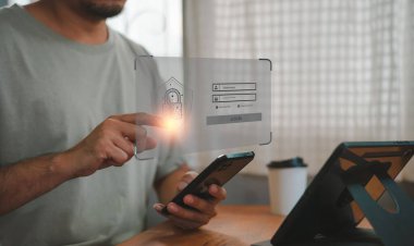 Akıllı telefon kullanan ve dijital ekrana dokunan bir adam. Veri güvenliği kavramı