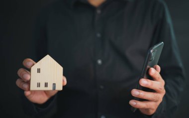 Akıllı uzaktan ev kontrol sistemi uygulama oturma odası iç arka planda.