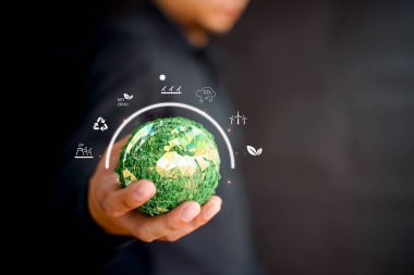 Elinde dolaşan ESG simgesi konsepti. Çevresel, sosyal ve yönetim