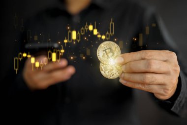 İş kadını ya da yatırımcı, işlemci Bitcoin Kripto para birimine sahip, grafik grafikli mobil kullanım, borsa konsepti ticareti