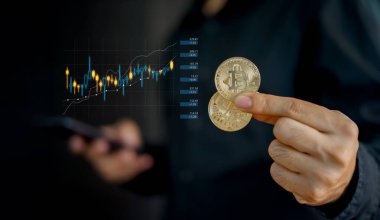 İş kadını ya da yatırımcı, işlemci Bitcoin Kripto para birimine sahip, grafik grafikli mobil kullanım, borsa konsepti ticareti