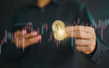 İş kadını ya da yatırımcı, işlemci Bitcoin Kripto para birimine sahip, grafik grafikli mobil kullanım, borsa konsepti ticareti