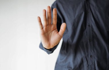 Yüzü elle gizlenen sosyal mağdur adam. 