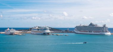 İbiza, Balear Adaları, Eivissa 'daki şato duvarından tatilin tadını çıkarmak için seyahatler