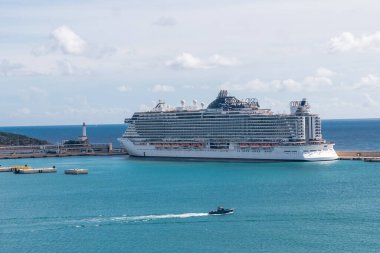 İbiza, Balear Adaları, Eivissa 'daki şato duvarından tatilin tadını çıkarmak için seyahatler