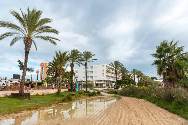 San Antonio Abad, İbiza Adası 'ndaki Arenal plajındaki barlar ve restoranlar. Balearic