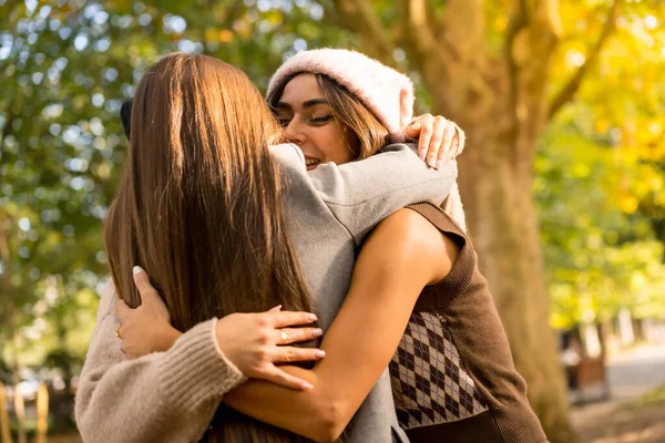 Φθινοπωρινός Τρόπος Ζωής Γυναίκες Φίλες Αγκαλιάζονται Ένα Πάρκο Φθινόπωρο Στο — Φωτογραφία Αρχείου