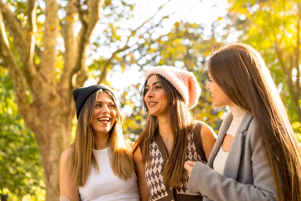 Женщины Друзья Улыбаются Парке Осенью Шерстяных Шляпах Модный Осенний Образ — стоковое фото