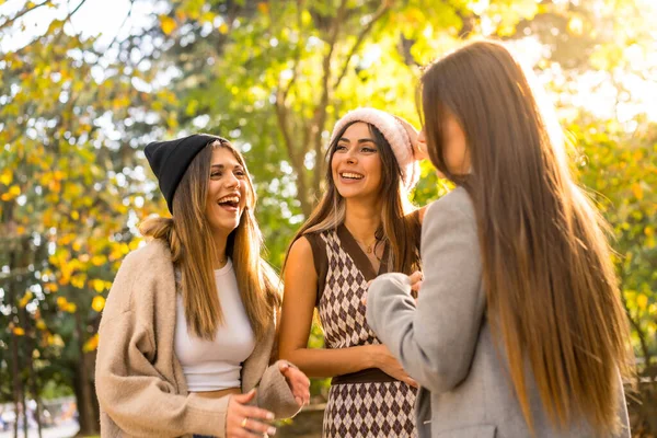 Przyjaciółki Uśmiechnięte Jesienią Parku Wełnianymi Kapeluszami Modny Jesienny Styl Życia — Zdjęcie stockowe