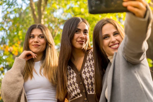 Mujeres Amigas Sonriendo Parque Otoño Despreocupadas Tomando Una Selfie Estilo —  Fotos de Stock