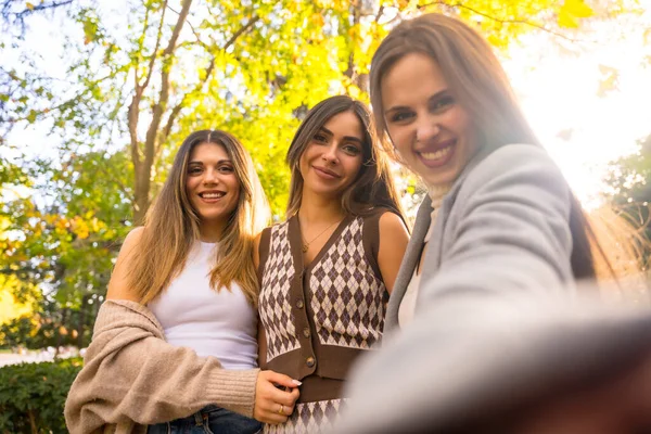 Kobiety Uśmiechnięte Parku Jesienią Beztrosko Robiące Selfie Jesienny Styl Życia — Zdjęcie stockowe