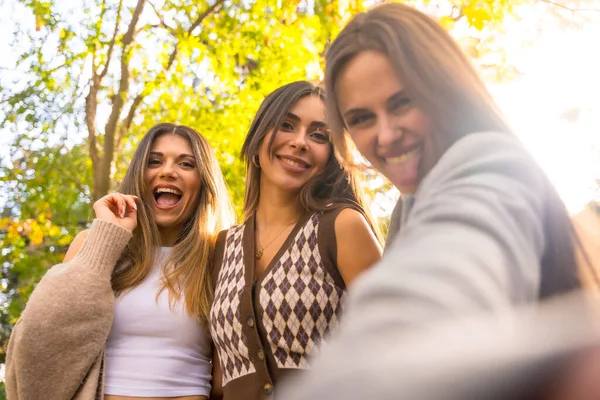 Femmes Amies Souriant Dans Parc Automne Prendre Selfie Style Vie — Photo