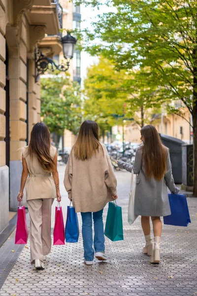 Vänner Från Bakom Promenader Shopping Svart Fredag Med Färgade Papperspåsar — Stockfoto
