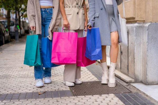Girlfriends Shopping Nelle Offerte Dei Negozi Della Città Con Sacchetti — Foto Stock