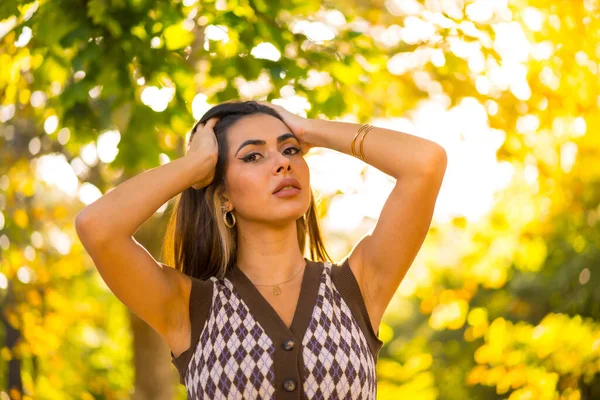 Junge Brünette Mädchen Herbst Bei Sonnenuntergang Einem Naturpark Lächelnd — Stockfoto