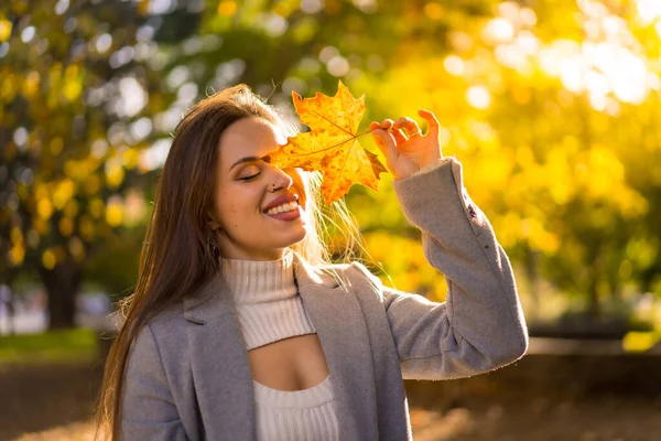 Piękna Kobieta Ciesząca Się Jesienią Parku Zachodzie Słońca Liściem Twarzy — Zdjęcie stockowe