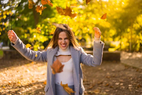 Ładna Kobieta Cieszy Się Jesienią Parku Zachodzie Słońca Zrzucając Liście — Zdjęcie stockowe