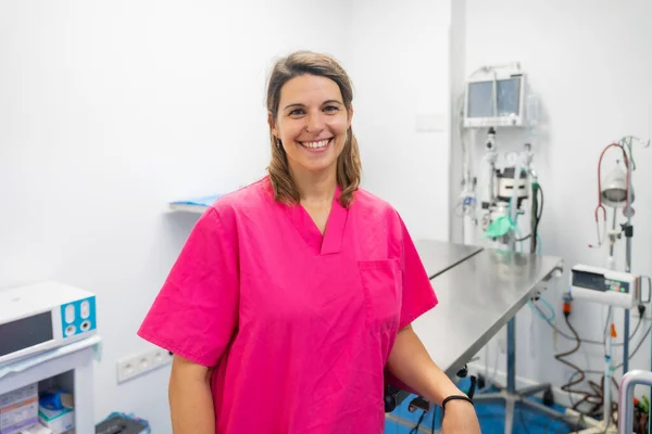 stock image Portrait of a young female veterinarian at the vet clinic, smiling in uniform