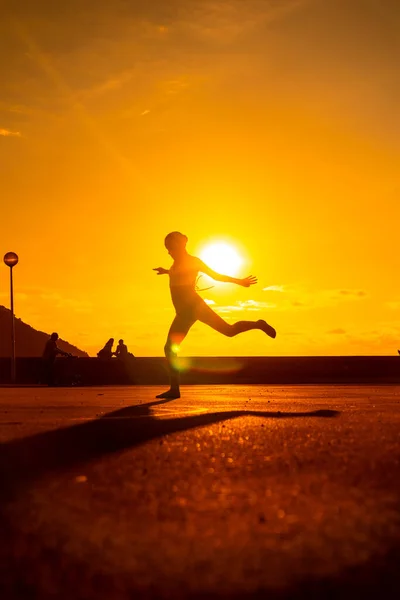 Silhouette Einer Jungen Tänzerin Bei Einem Sprung Strand Bei Sonnenuntergang — Stockfoto