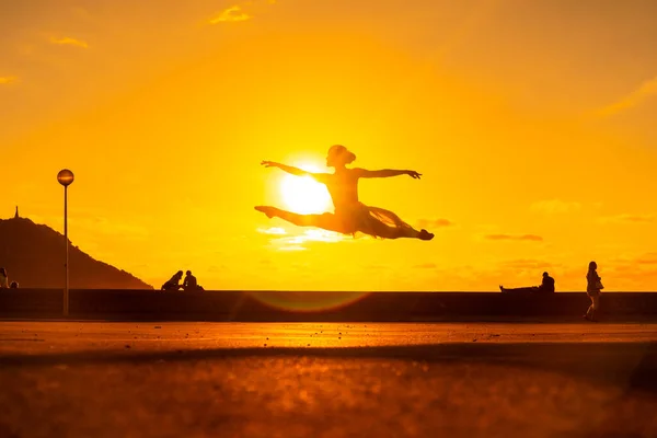 Silhouette Egy Fiatal Női Táncos Végző Ugrás Tengerparton Naplementekor — Stock Fotó