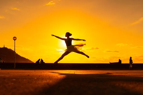 Силуэт Молодой Танцовщицы Совершающей Прыжок Пляжу Закате Пачке — стоковое фото