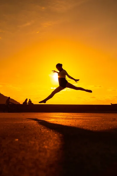 Junge Tänzerin Bei Einem Sprung Strand Bei Sonnenuntergang — Stockfoto