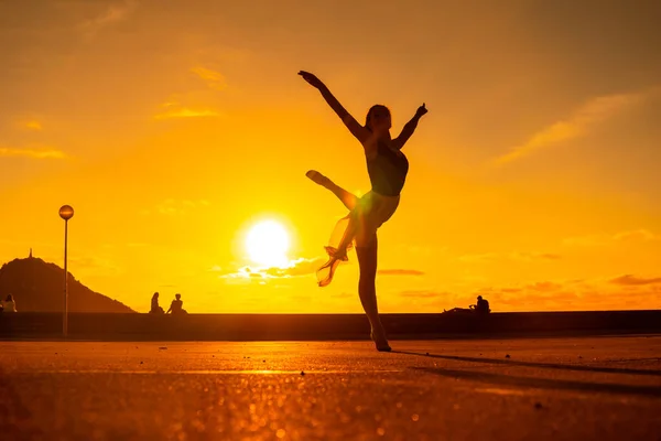 Silueta Una Joven Bailarina Junto Playa Atardecer Levantando Pierna —  Fotos de Stock