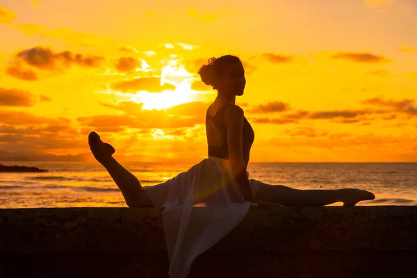 Σιλουέτα Μιας Νεαρής Χορεύτριας Δίπλα Στην Παραλία Ηλιοβασίλεμα Κάνει Σπαγγάτα — Φωτογραφία Αρχείου